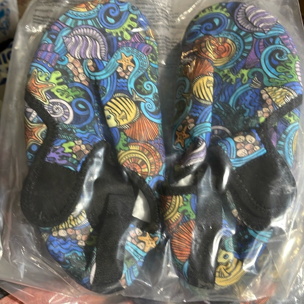Women’s beach swim water shoes, non slip size 39-40(size 8.5-9.5) NEW sealed bag